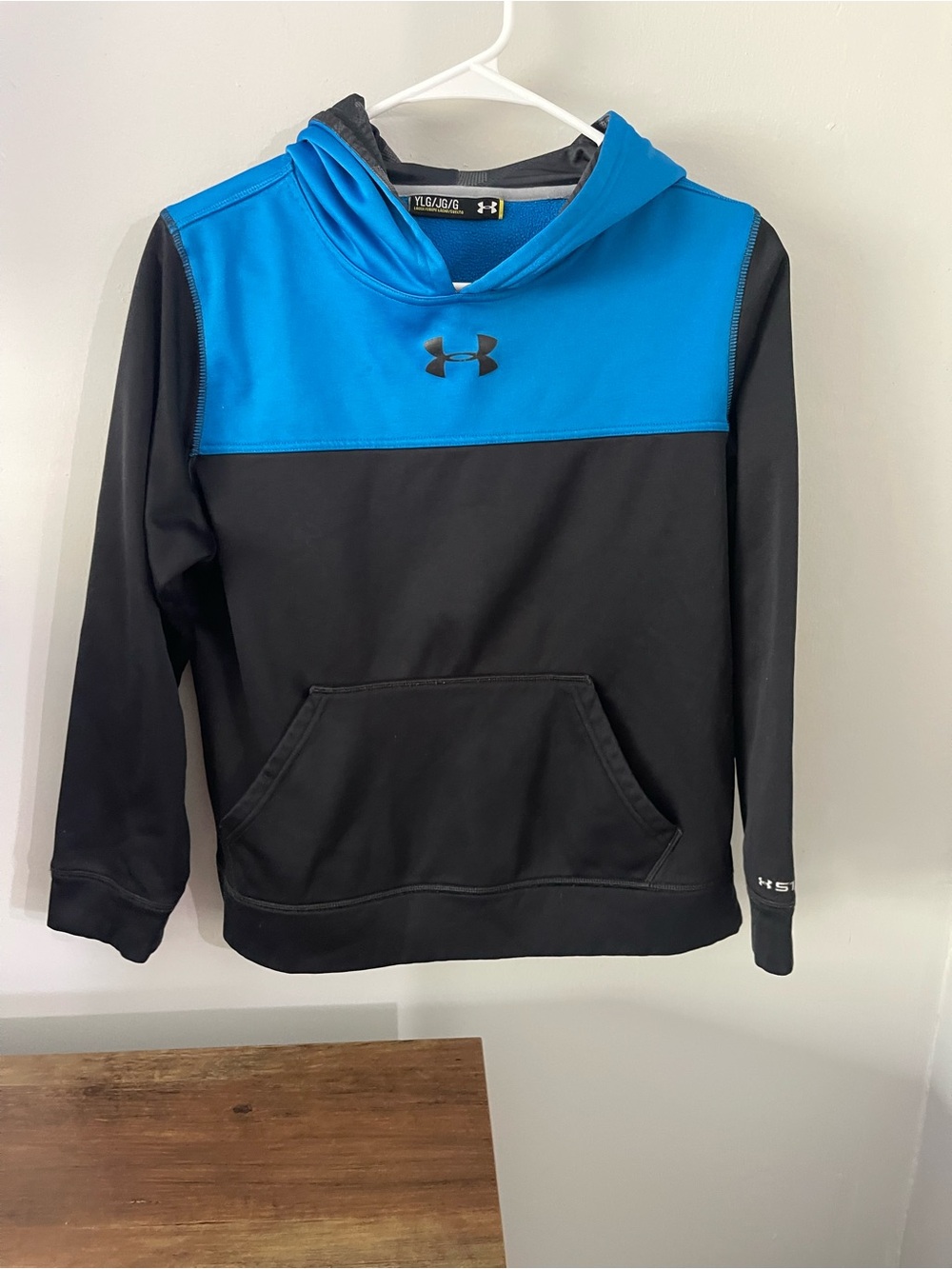 Under Armour Boys' Black and Blue Hooded Performance Sweatshirt Size Large